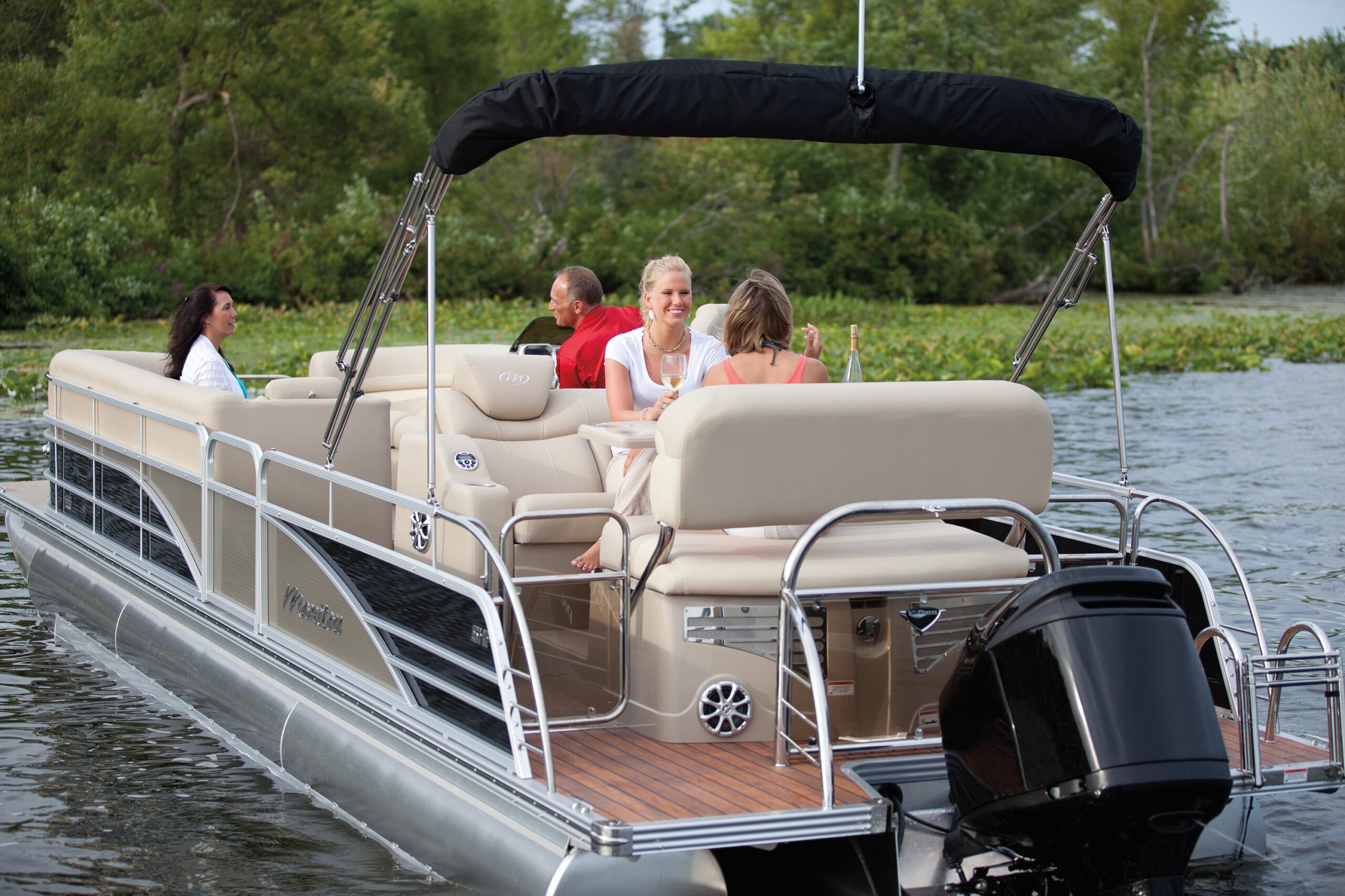 pontoon-boat-with-passengers-on-lake-during-summer-boating-season